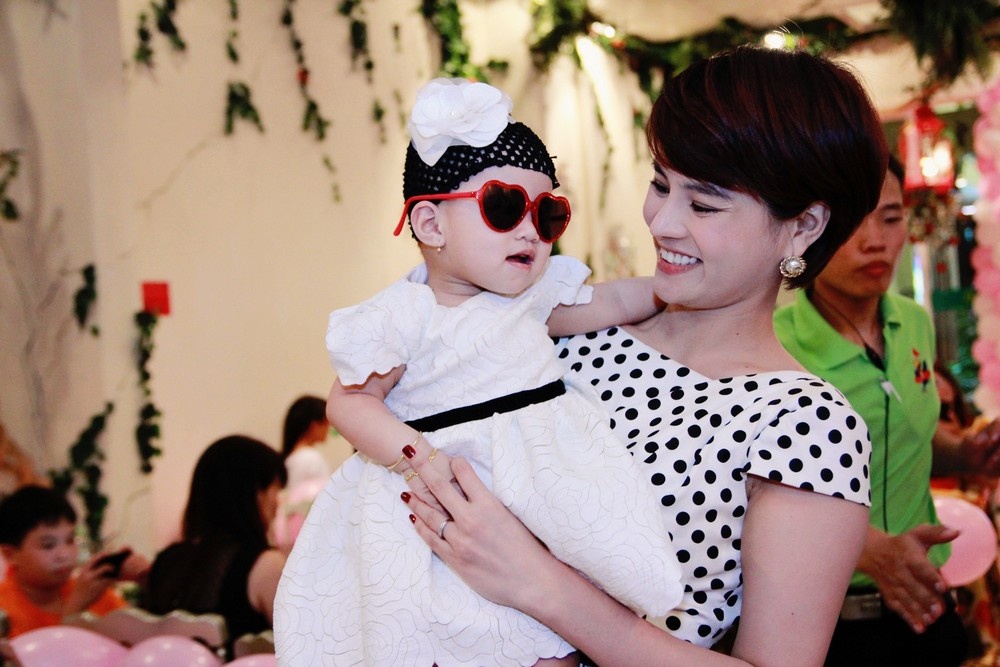 Vu Thu Phuong khoe con gai tron 1 tuoi xinh xan hinh anh
