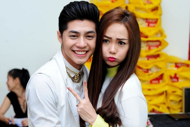 Minh Hang dien vay sieu ngan ben Noo Phuoc Thinh hinh anh