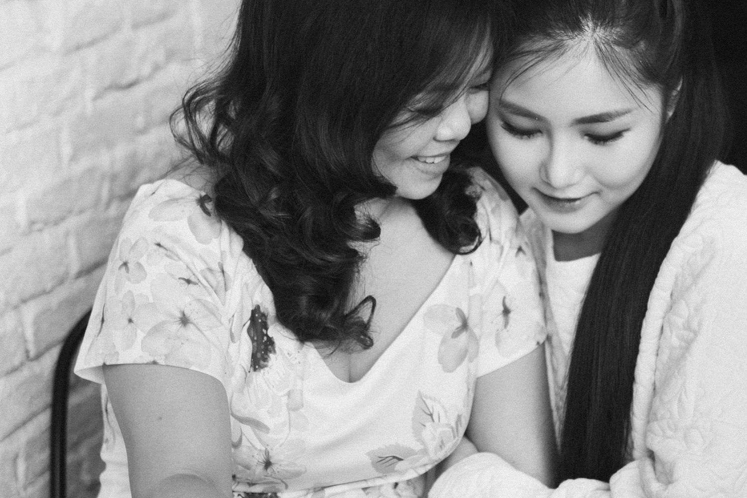 Huong Tram nho be trong vong tay cua me hinh anh