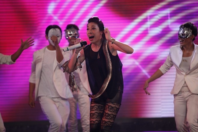 Pha Le hoang so khi phai vac ran len nguoi hinh anh