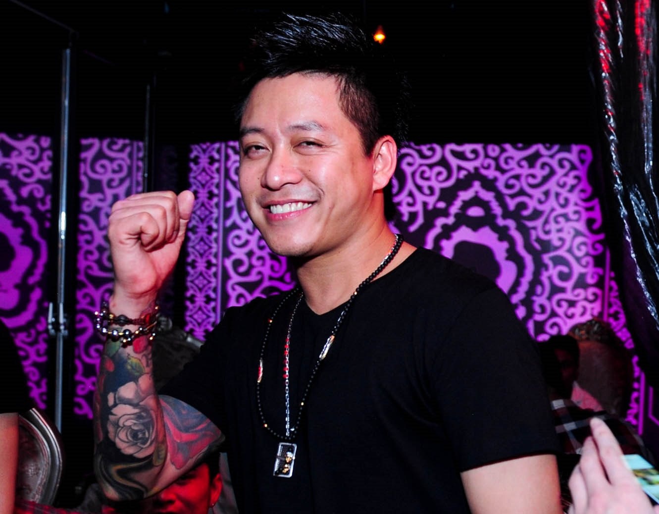 Tuan Hung le loi di bar hinh anh