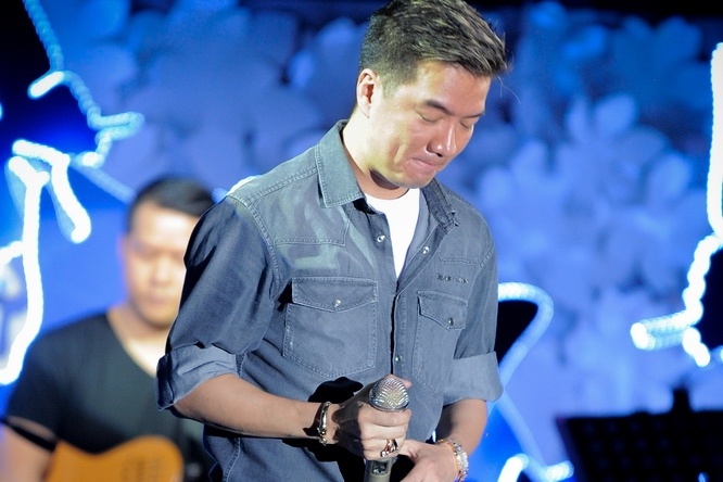 Dam Vinh Hung xuc dong khi hat ve tinh cu hinh anh