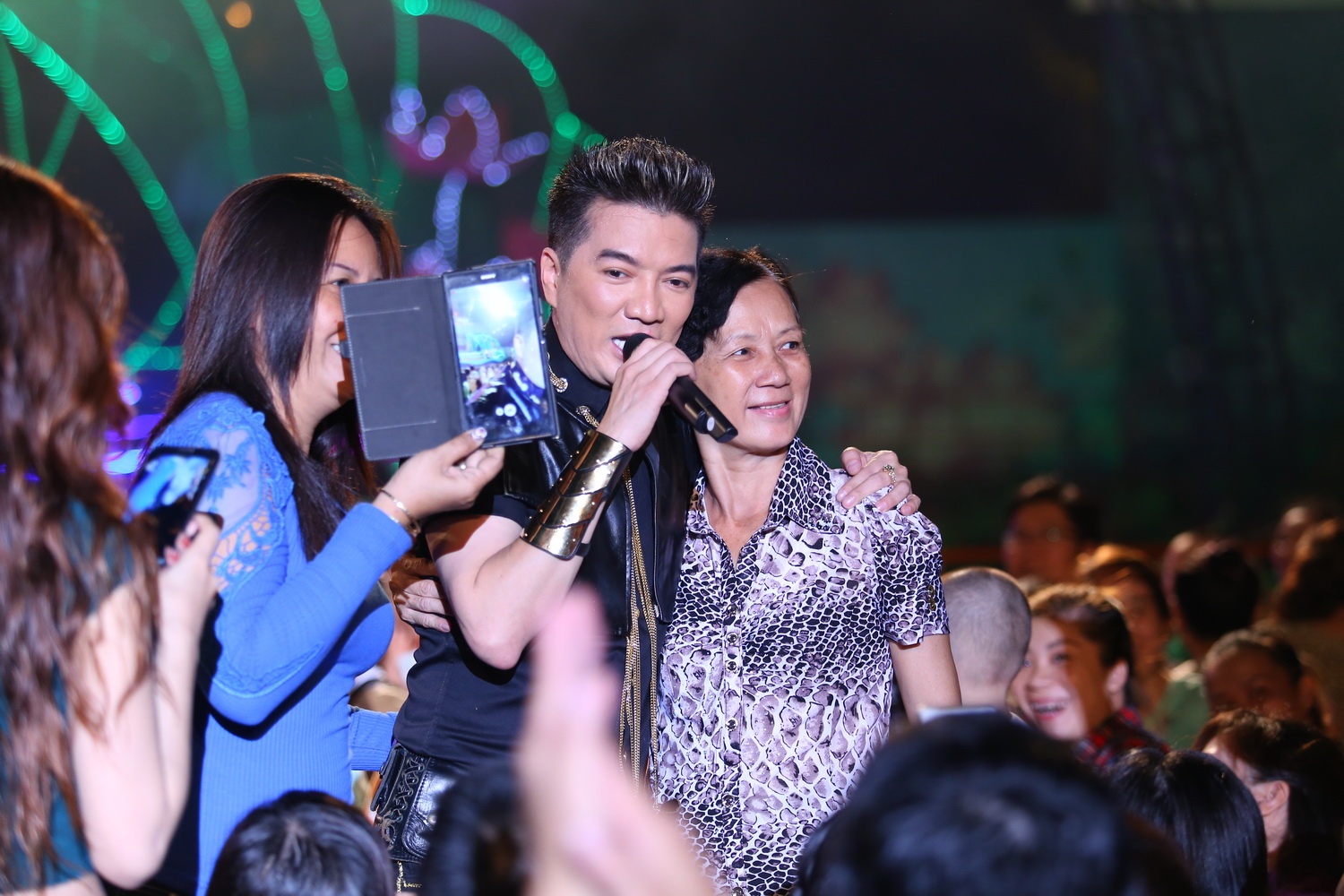 Mr Dam vui ve chup hinh voi fan khi dang hat hinh anh