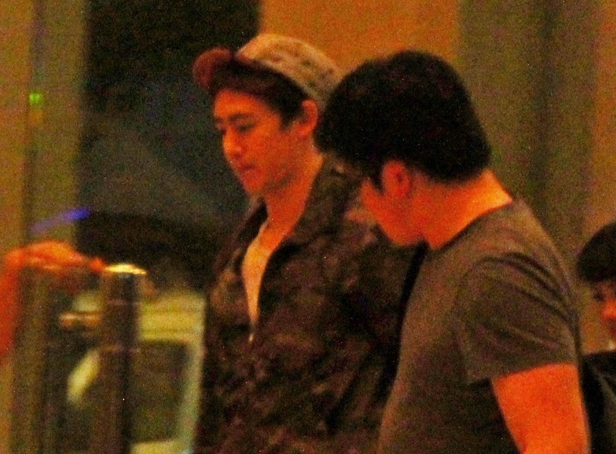 Fan Viet don hut Nickhun o san bay Tan Son Nhat hinh anh