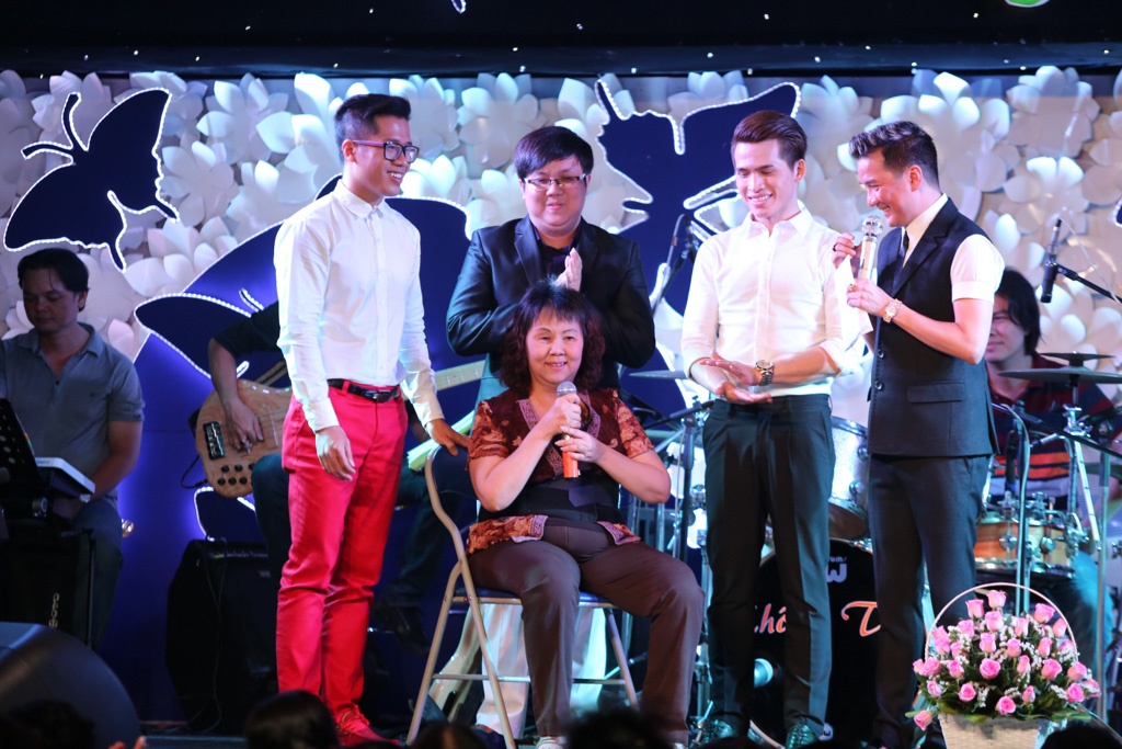 Sao Viet quyen gop 300 trieu cho Hoang Lan chua benh hinh anh