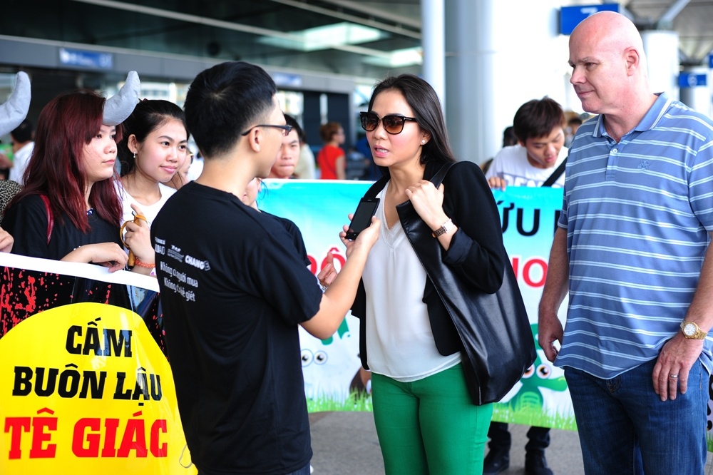 Thu Minh va chong Tay keu goi bao ve te giac o san bay hinh anh