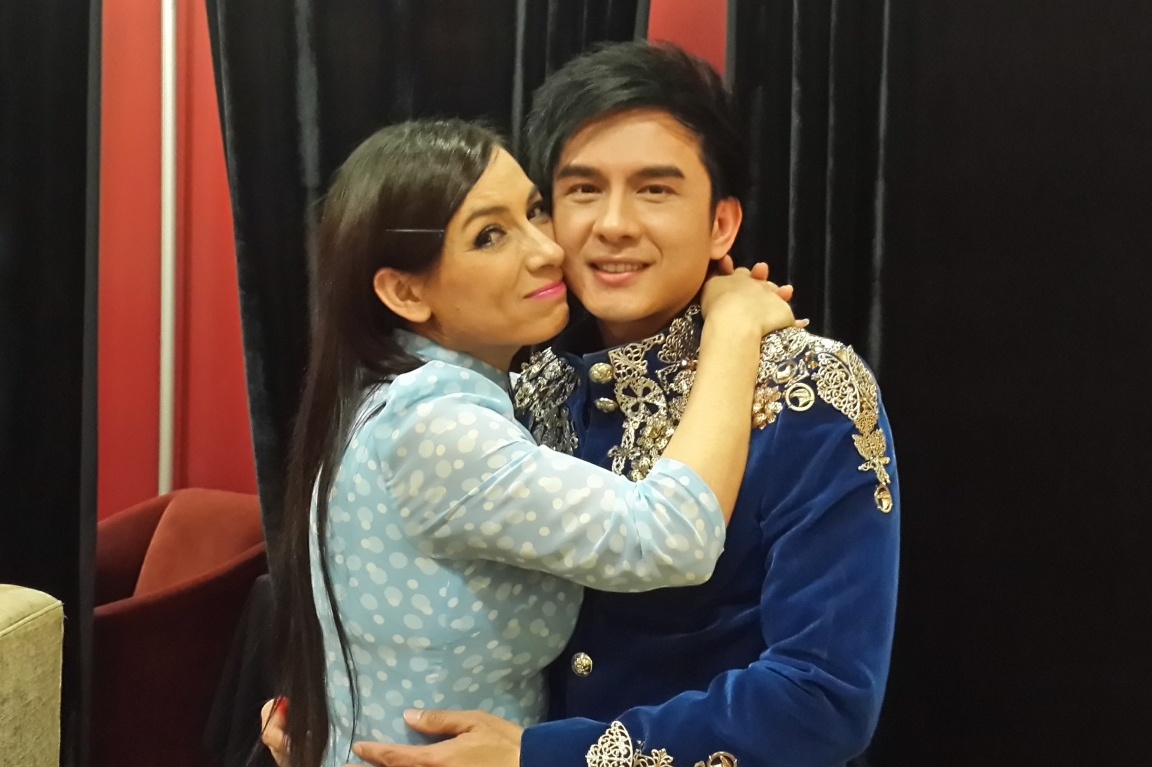 Dan Truong om eo, ba co Phi Nhung sau canh ga hinh anh