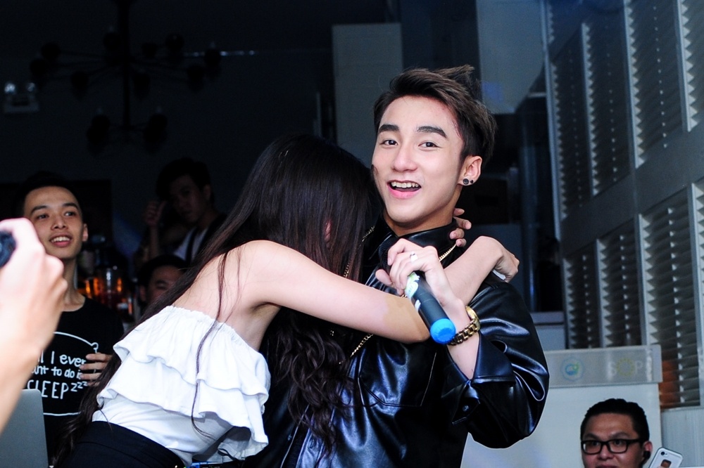 Son Tung M-TP boi roi khi duoc fan nu om hon hinh anh