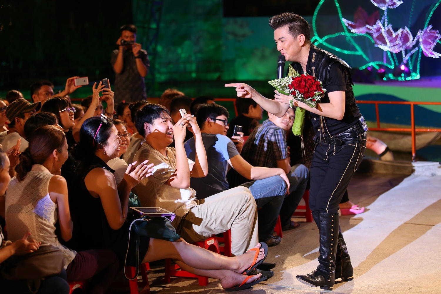 5.	Ca sĩ thể hiện nhiều ca khúc nhất với con số “khủng” trên 600 bài không ai khác chính là Đàm Vĩnh Hưng. Chuyện trị nhiều dòng nhạc từ nhạc trẻ, nhạc xưa, trữ tình, tiền chiến… Đàm Vĩnh Hưng từ năm 1996 đến nay hát trên 600 ca khúc  theo như công bố của chính nam ca sĩ trong buổi ra mắt album mới nhất Tình buồn của H cách đây không lâu. Đây quả thực là con số rất đáng nể mà không phải ca sĩ nào cũng có thể mơ ước tới.