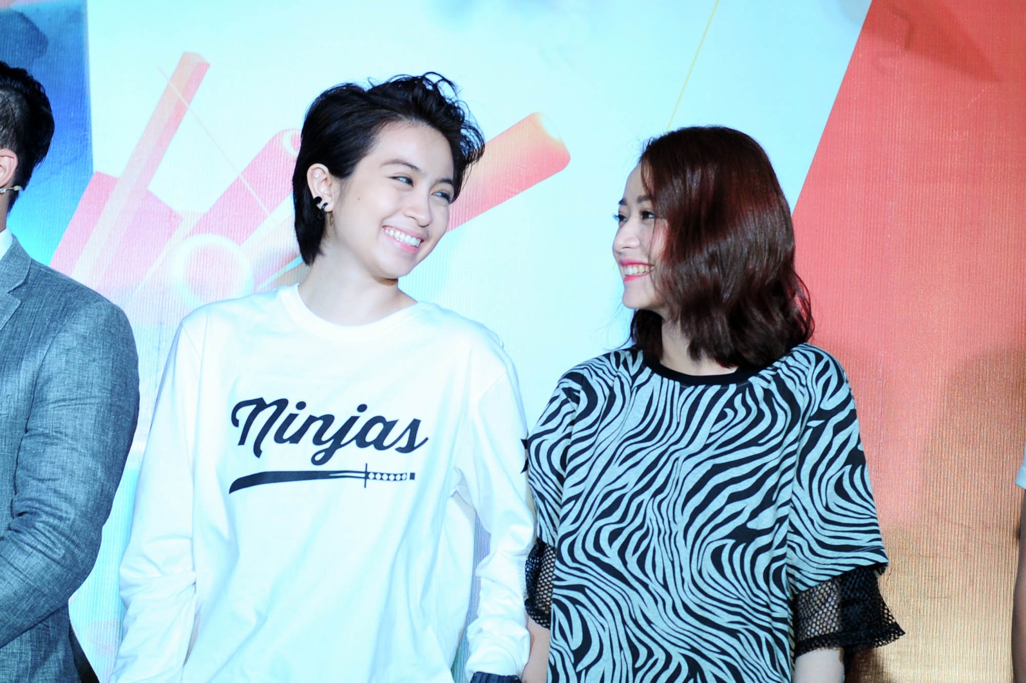 Chi Pu va Gil Le dien do ton-sur-ton di su kien hinh anh