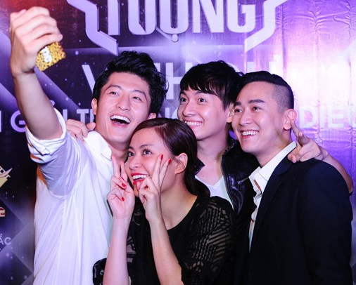 Harry Lu choc gheo Hoang Thuy Linh giua chon dong nguoi hinh anh