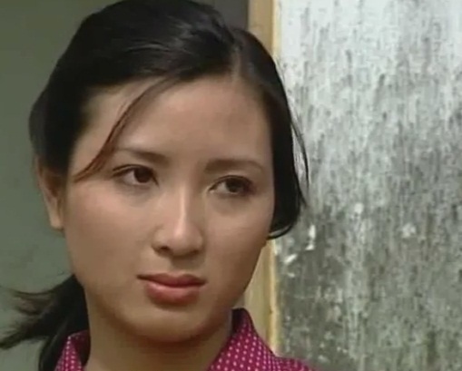 Khánh Huyền vào vai phu nhân của trưởng thôn.