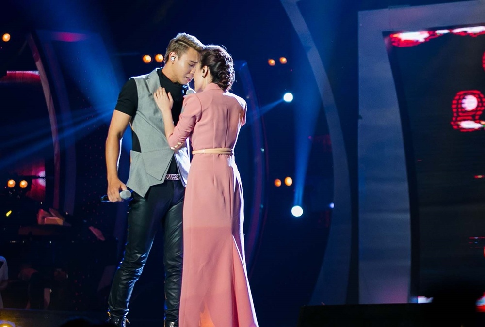 Dong Hung - Phuong Linh nhu doi tinh nhan tren san khau Idol hinh anh