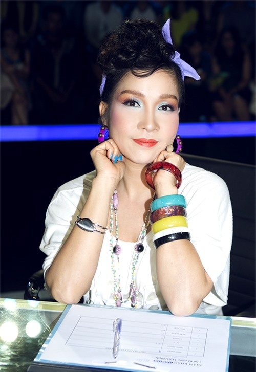 Một loạt các phụ kiện từ băng đô, bông tai, chuỗi hạt ở cổ, vòng tay