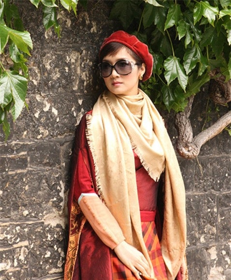 Mũ bê rê của Giáng My đội trẻ quá mức cần thiết và không phù hợp độ tuổi của cô.