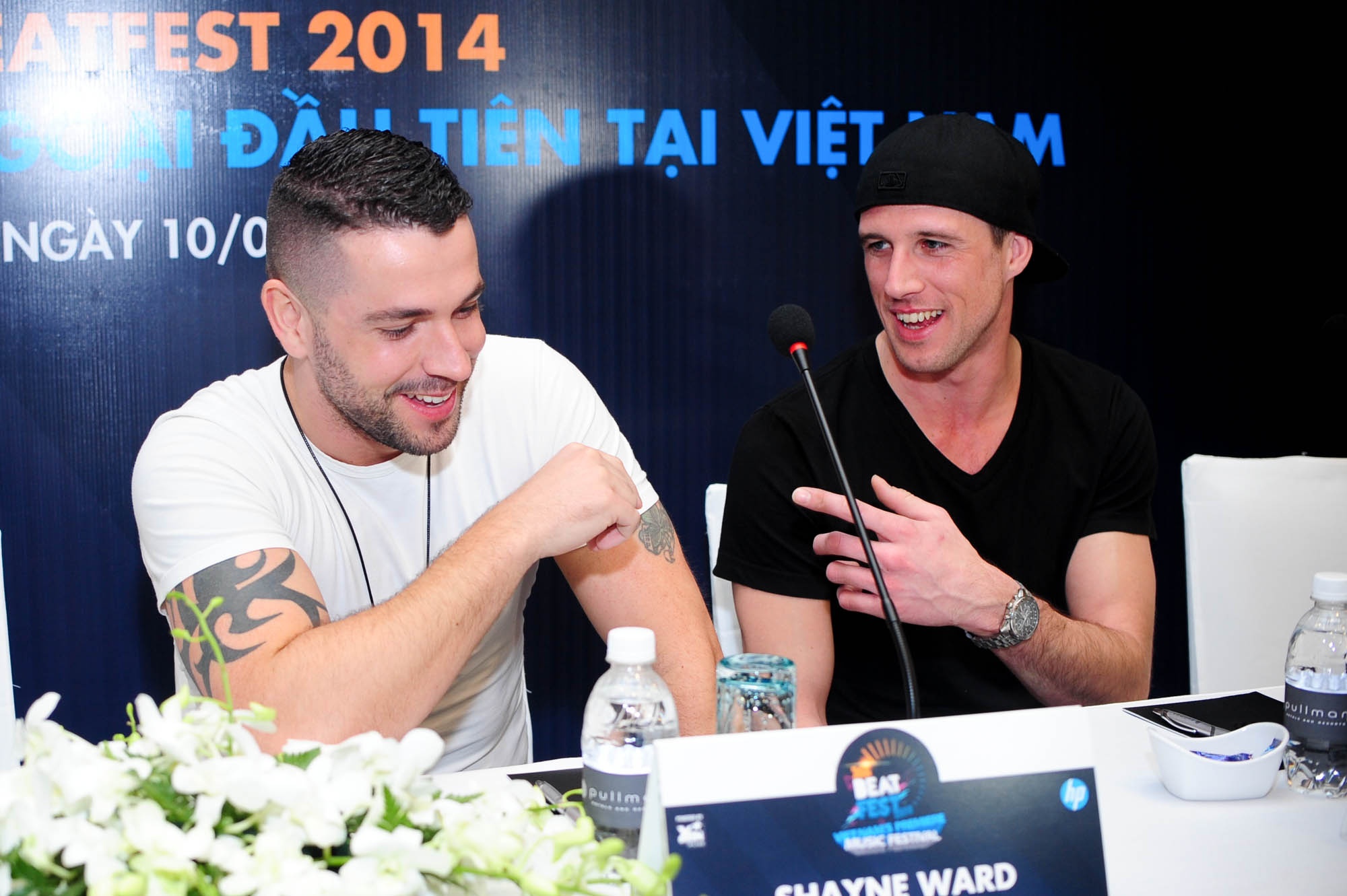 Hai chàng trai vẫn gây ấn tượng bởi vẻ bề ngoài rất nam tính và điển trai, phong thái gần gũi với nụ cười luôn nở trên môi. Đặc biệt cả Shanye và Scott đều lựa chọn trang phục rất bình dân và thoải mái.