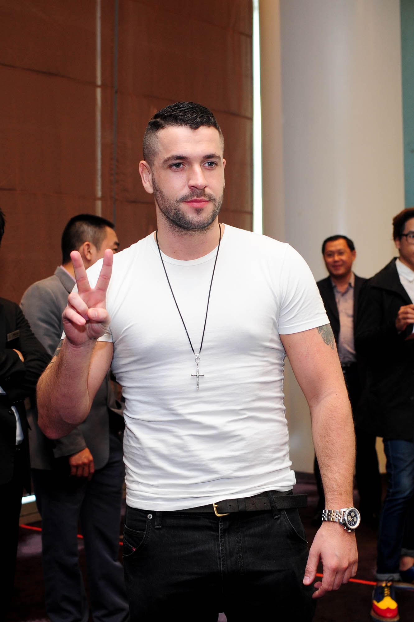 Shanye cho biết anh vừa trải qua chuyến bay dài nhất trong cuộc đời của mình kéo dài 21 tiếng. Dù khá mệt mỏi và mong muốn được chợp mắt ngay lập tức, nhưng nam ca sĩ của No promises vẫn nhiệt tình nhận lời đề nghị chụp ảnh kỷ niệm cùng khán giả.