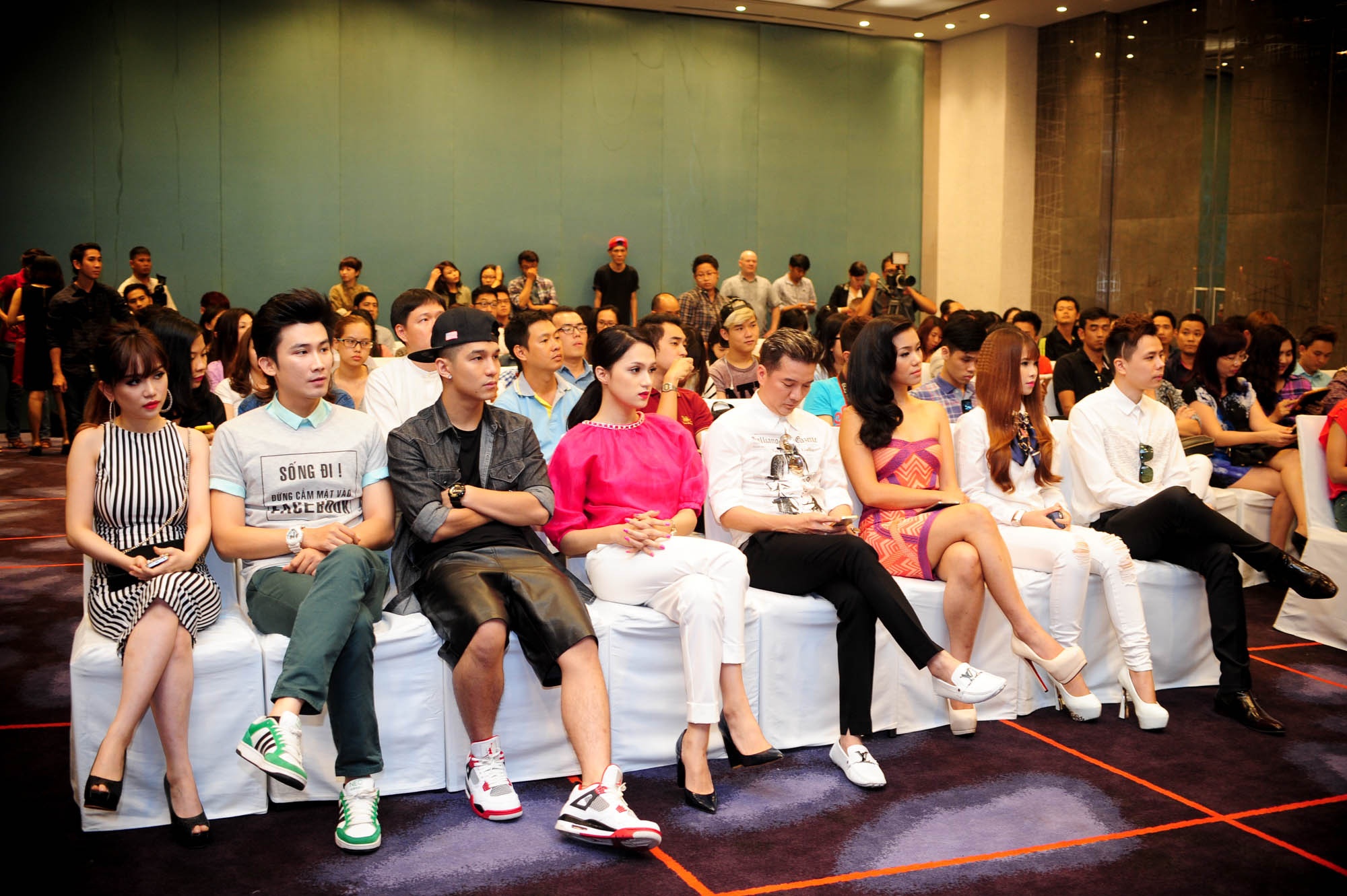 Ngoài Shayne Ward và Scott Kirby, chương trình còn có sự quy tụ của 80 ca sĩ hàng đầu Việt Nam như Đàm Vĩnh Hưng, Phương Thanh, Thủy Tiên, Noo Phước Thịnh…