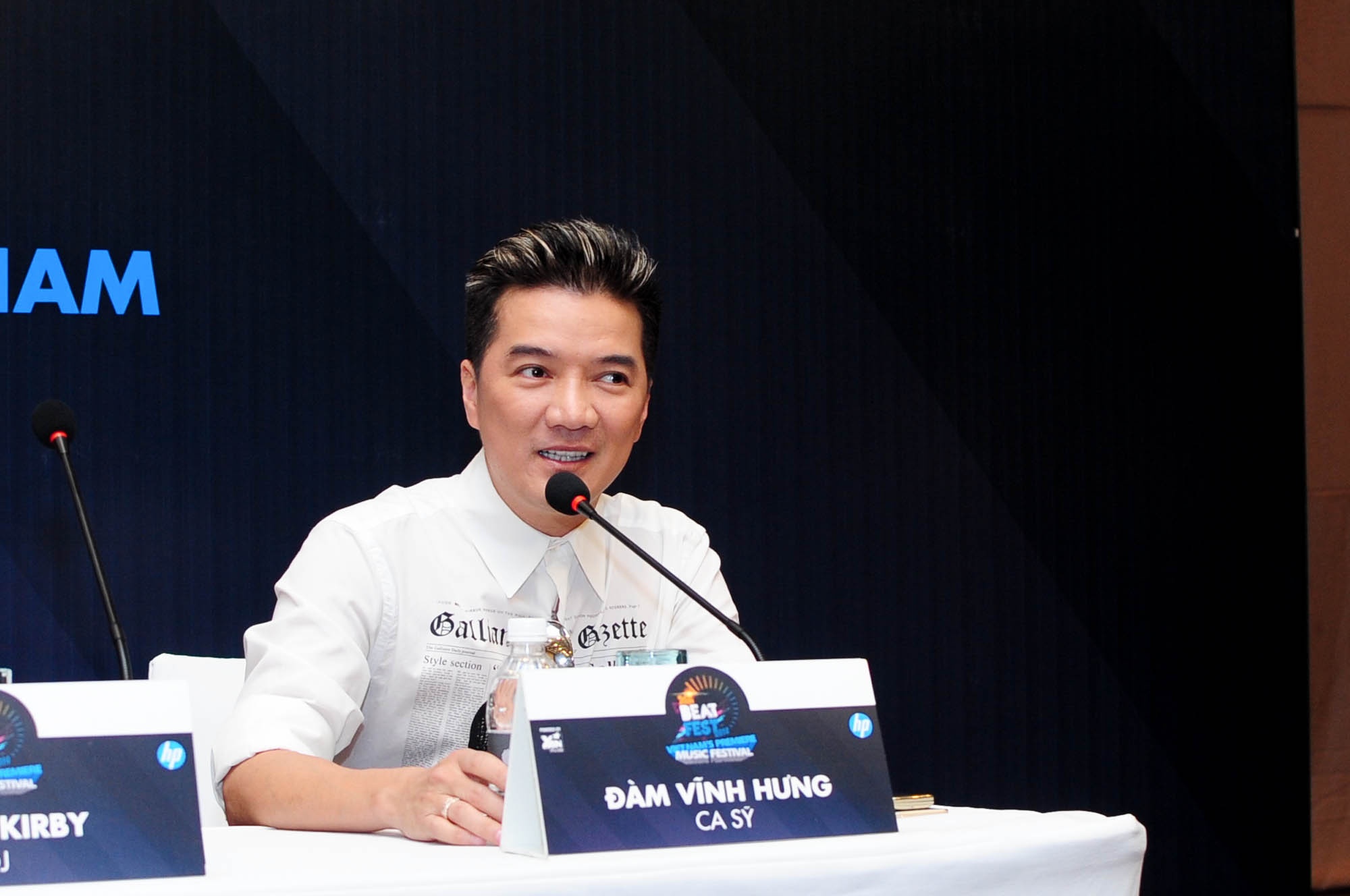 Khi được hỏi các ca sĩ Việt sẽ làm cách nào để không bị lu mờ trước hai vị khách mời quốc tế, Đàm Vĩnh Hưng dí dỏm chia sẻ: “Hằng ngày chúng tôi đã được tỏa sáng trên sân khấu, được là tâm điểm của sự chú ý nên một lần chịu lép vế để các bạn bè trở thành trung tâm của đêm nhạc của không có gì là đáng kể”.