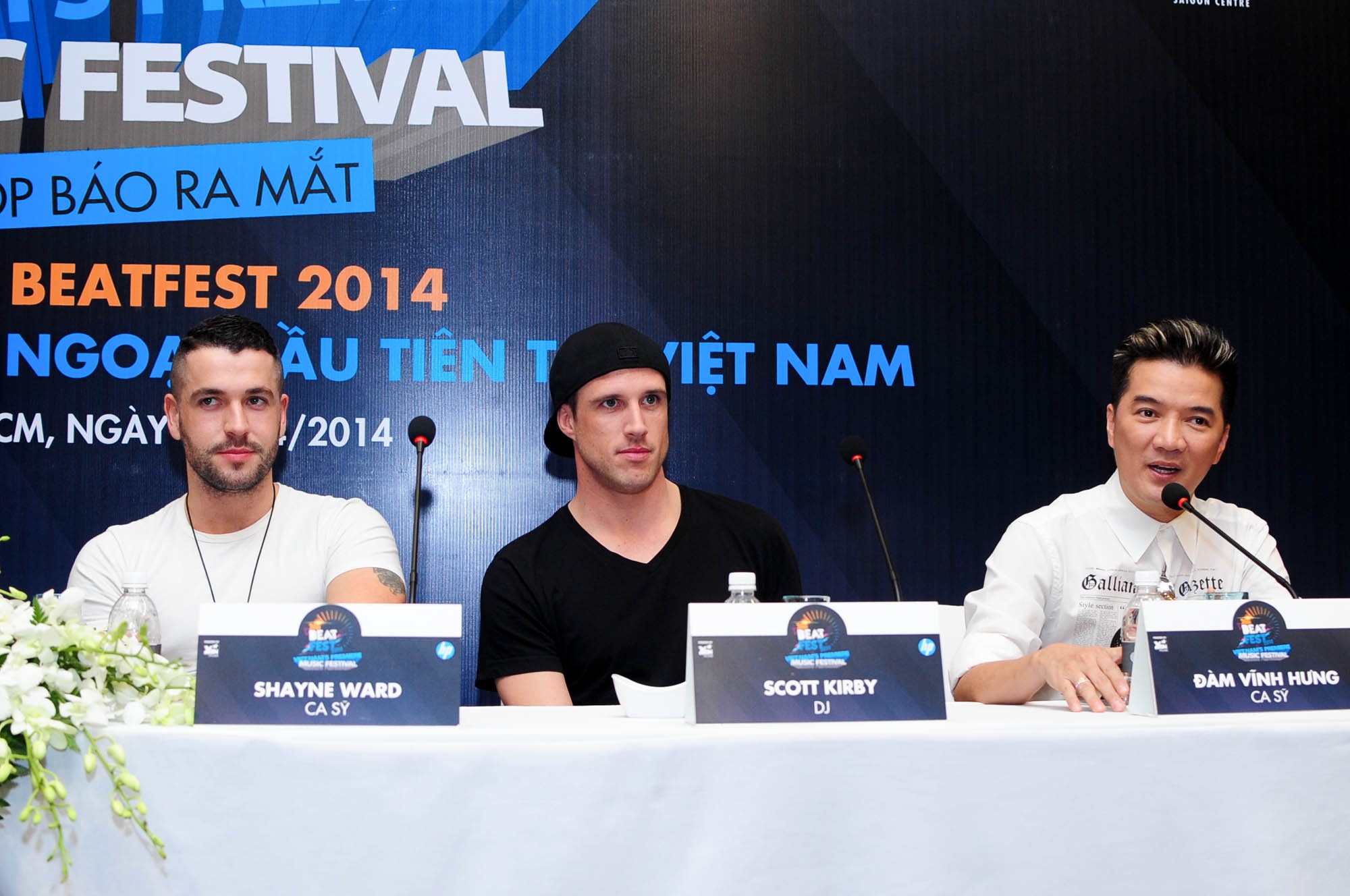 Shanye Ward và Scott Kirby khi được biết biệt danh của ca sĩ Đàm Vĩnh Hưng là “Ông hoàng nhạc Việt”, cả hai đều tỏ ra rất bất ngờ và thích thú.