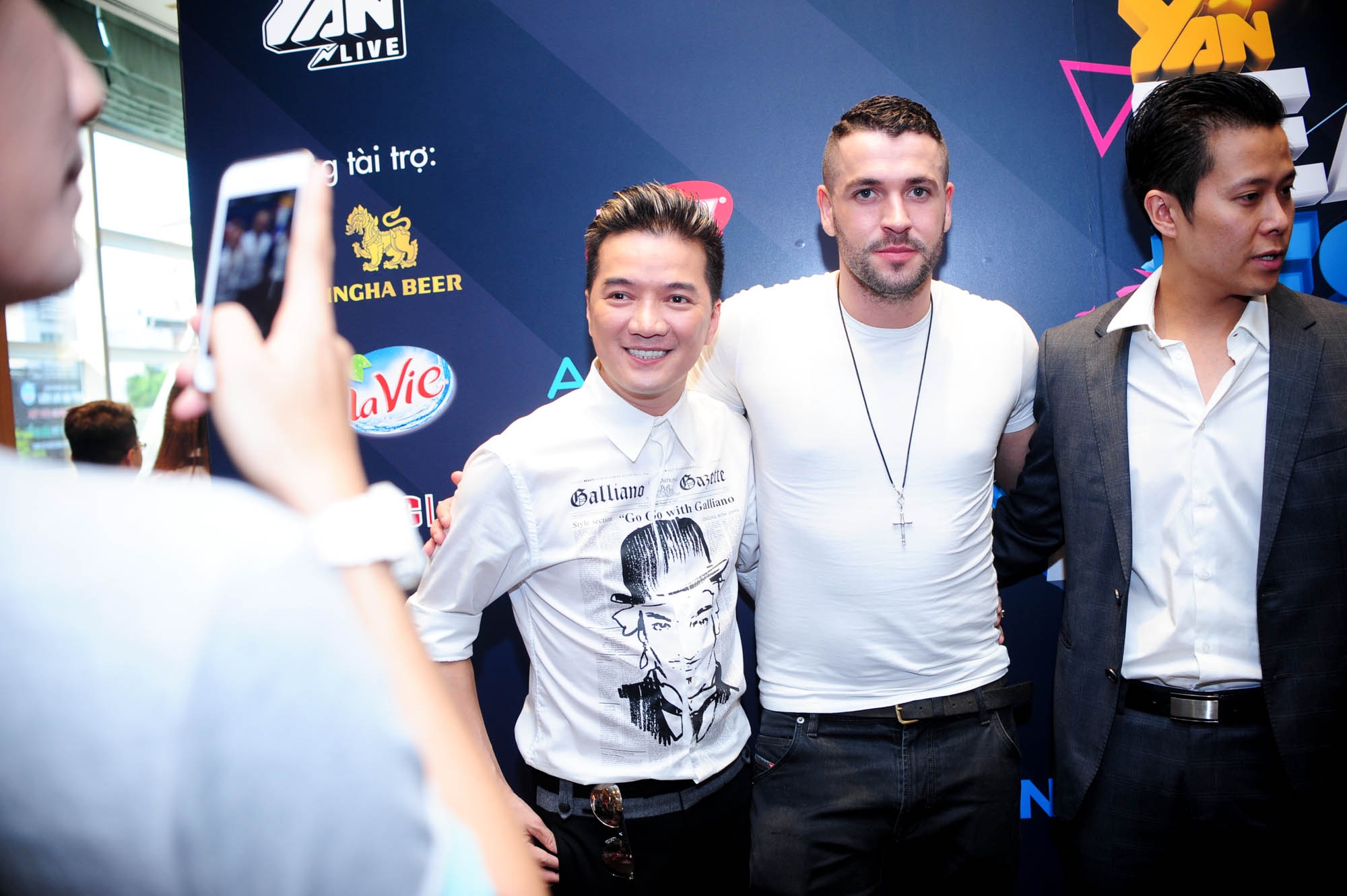 Về phía Mr Đàm, anh không quên giới thiệu với Shanye mình là giám khảo của The X-Factor Việt Nam và kèm theo lời đùa “Hãy coi chừng đấy”.