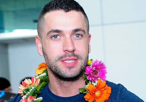 Quan quan X Factor Anh hut hon fan Viet boi ve dien trai hinh anh