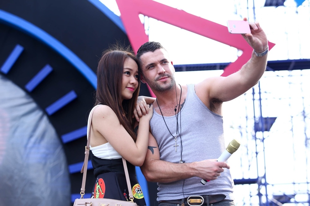 Shanye Ward nhiet tinh chup anh cung hot girl Viet hinh anh