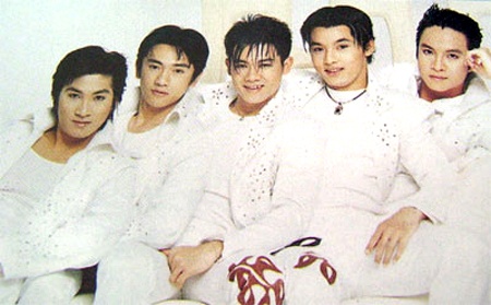 Vân Quang Long là một trong 5 thành viên của 1088 -  một trong những boyband đầu tiên của làng nhạc Việt, thành lập năm 2000. Dù sở hữu chất giọng tốt và ngoại hình không hề thua thiệt, nhưng Vân Quang Long vẫn không được chú ý nhiều bằng Ưng Hoàng Phúc hay Điền Thái Toàn. Thậm chí anh còn được xem là thành viên nhạt nhòa nhất nhóm.