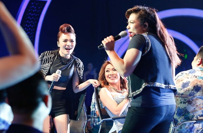 Nhạc sĩ Anh Quân nhận xét ngắn gọn: “Đây là bài của Mỹ Tâm mà Tâm không chê được gì thì tôi không có gì phải làm ngoài việc khen ngợi”. Nam giám khảo còn lại cho biết phiên bản Bí mật của Mình Thùy và Nhật Thủy thậm chí không thua bản gốc.