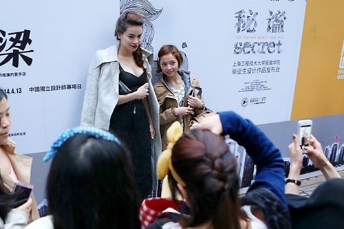 Ho Ngoc Ha duoc chu y tren duong pho Thuong Hai hinh anh