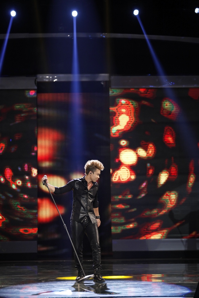 Về phía đạo diễn Nguyễn Quang Dũng cho biết nhờ có Đông Hùng mà anh có thêm niềm tin vào sự trỗi dậy của các chàng trai trong thị trường âm nhạc có xu hướng “âm thịnh dương suy” như hiện nay.