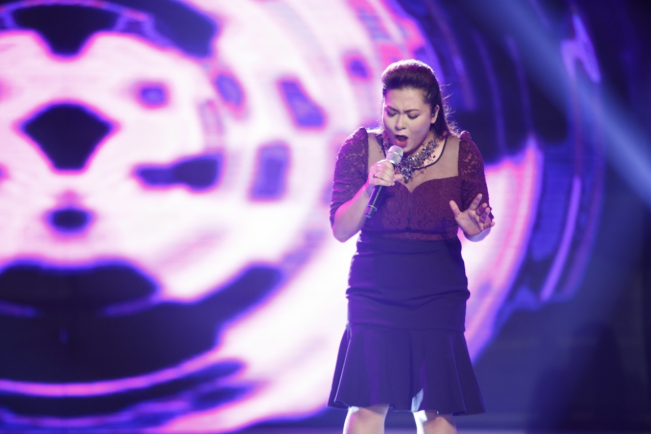 Là thí sinh mở màn cho đêm thi quan trọng nhất, Minh Thùy tiếp tục chọn một ca khúc của nữ giám khảo Mỹ Tâm để thể hiện là Lại một đêm mưa. Trong các vòng thi trước đây, cô gái tròn trĩnh này từng rất có duyên với các sáng tác gắn liền với tên tuổi đàn chị như Mưa và nỗi nhớ, Vì em quá yêu anh… 