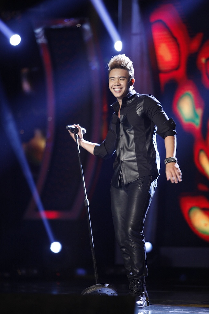 Được đánh giá là thí sinh có phong độ ổn định nhất top 3, Đông Hùng chọn ca khúc tiếng Anh đang rất được yêu thích là Radioactive. Với sự trợ giúp của giám khảo Mỹ Tâm, anh chàng đã được gợi ý để mang thêm cá tính và giai điệu cho bài hát này. 