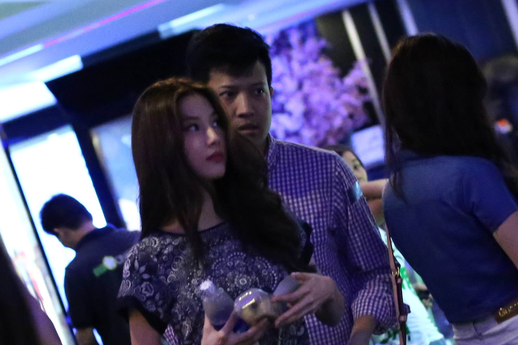 Diem My 9x di xem phim cung ban trai thieu gia hinh anh