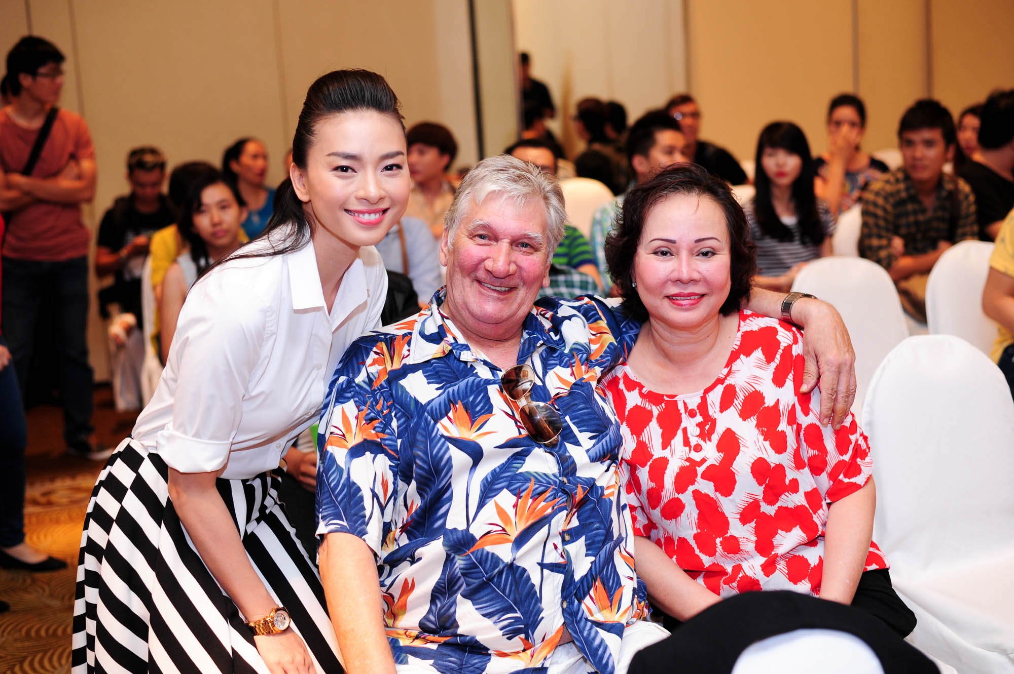 Ngo Thanh Van rang ro ben me va cha duong hinh anh