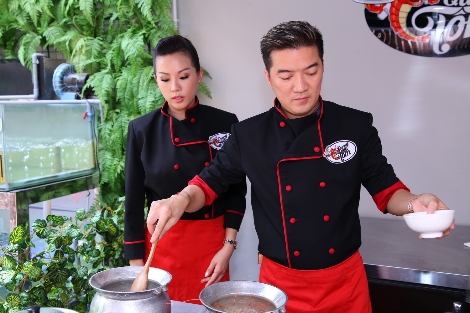 Mr. Dam tro tai nau an cung quy ba Thu Hoai hinh anh