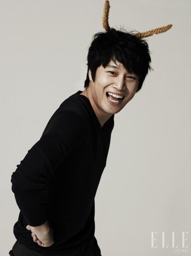 Với khuôn mặt dễ thương, nụ cười hồn nhiên, Cha Tae Hyun thường xuyên được giao những vai chàng khờ.