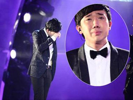 Hình ảnh nam MC này khóc trên sân khấu dù không có chuyện gì cũng khiến nhiều người phải nghi ngờ.