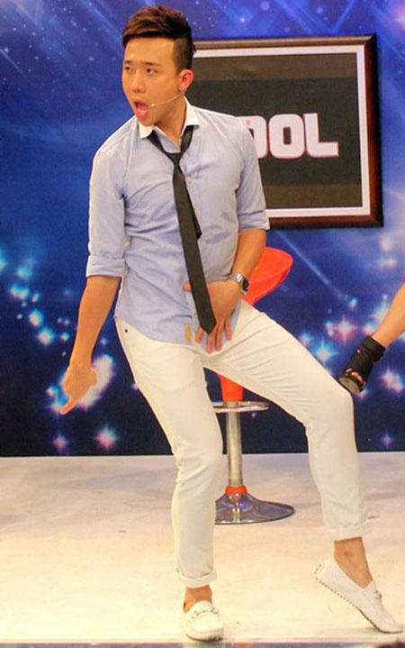 Những cử chỉ, hành động, biểu cảm của anh nhiều khi quá nữ tính.