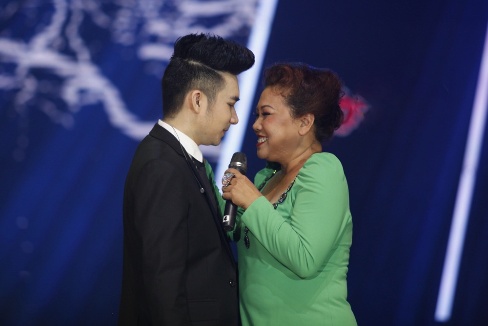 Siu Black bat ngo xuat hien trong liveshow Quang Ha hinh anh
