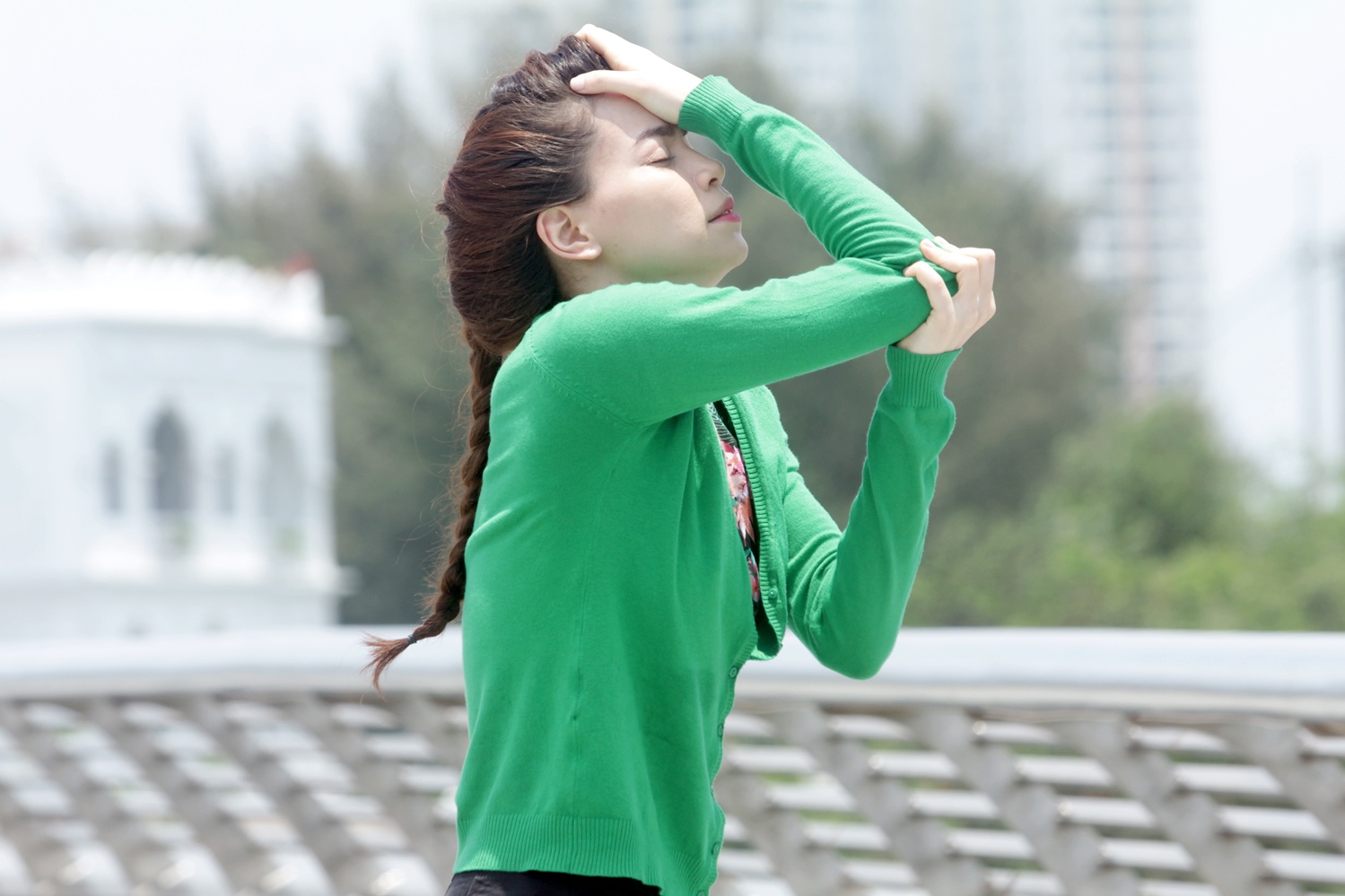 Ho Ngoc Ha doi nang 39 do C de mua hinh the hinh anh