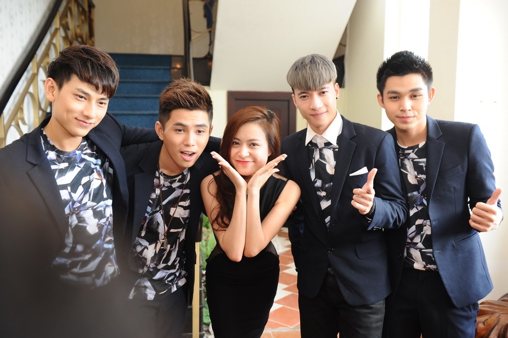 Hoang Thuy Linh thay ap luc vi nhom 365 hinh anh