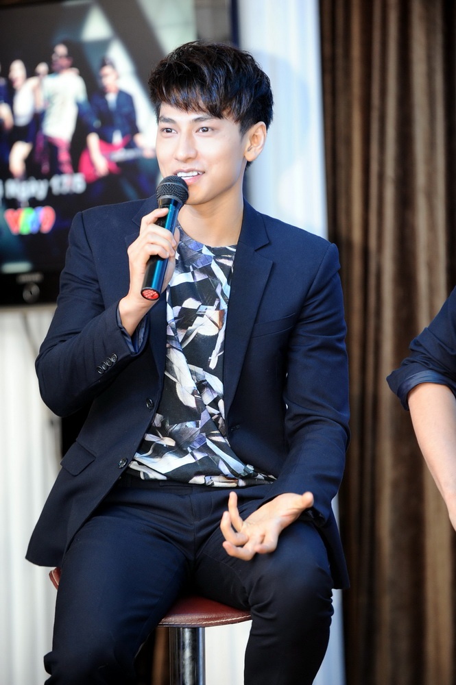 Chia sẻ lý do mời Khởi My, 365 cho biết trong những  lần đi diễn cùng nhau, nhóm nhận thấy cô ca sĩ trẻ này có khả năng biến hoá rất tốt cũng như có yếu tố “điên” rất giống với nhóm nên chắc chắc sẽ rất ăn ý.