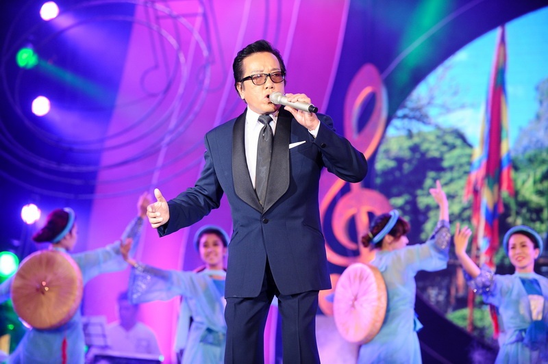 . Ngay từ ca khúc mở màn, Về đây nghe em, ca sĩ Elvis Phương đã mang đến cho người nghe một cảm xúc bồi hồi khó tả. 