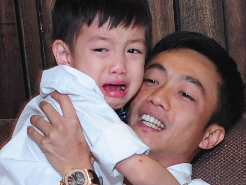 Subeo bat khoc trong tay Ha Ho - Cuong Dola vi bi chup anh hinh anh