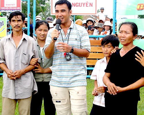 MC Quyen Linh keu goi cong nhan Binh Duong binh tinh va kiem che hinh anh