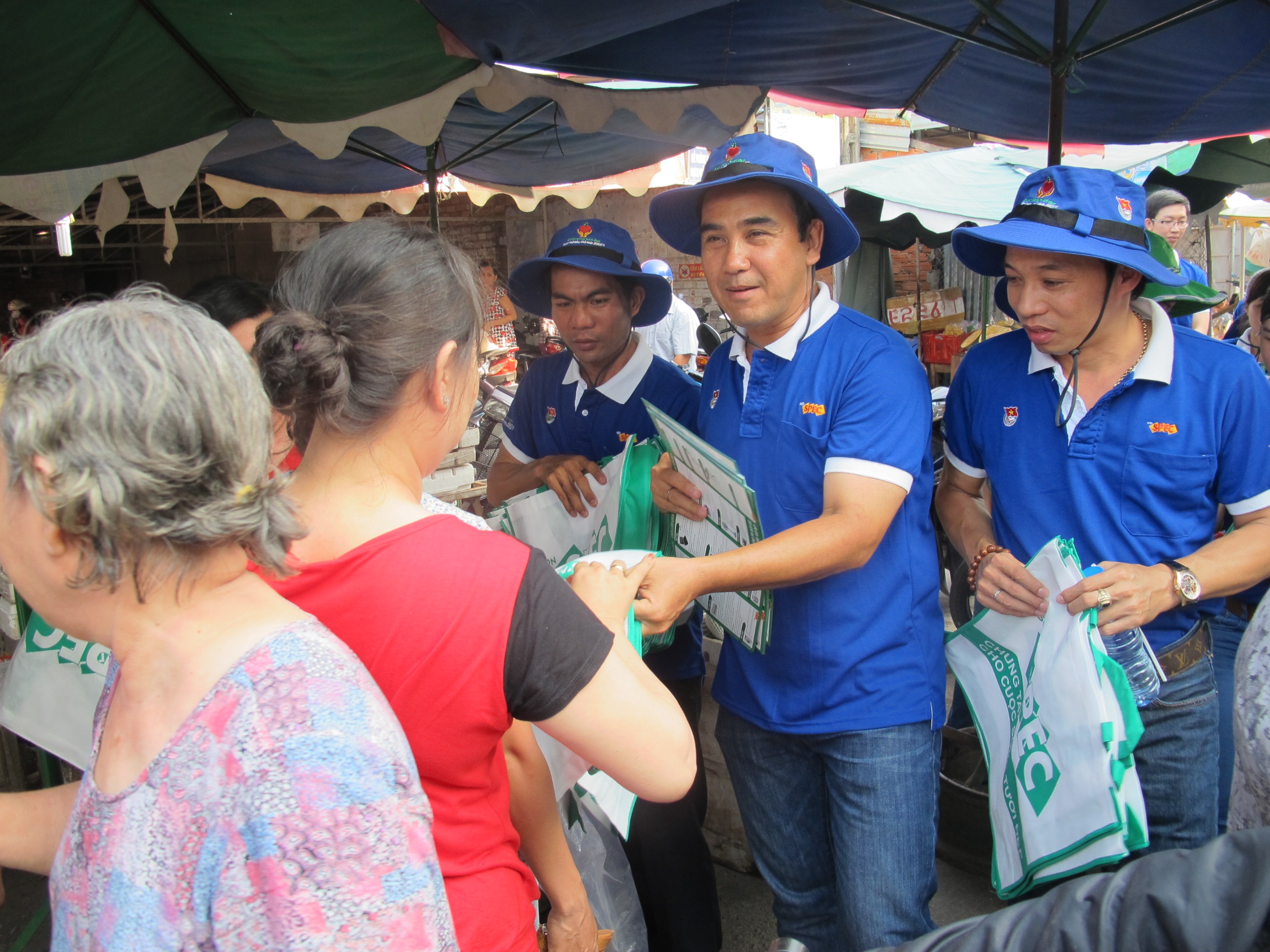 MC Quyen Linh: 'Dung mat binh tinh, roi vao bay toi ac' hinh anh