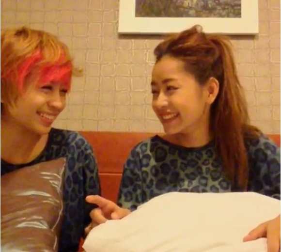 Trên trang cá nhân, Chi Pu và Gil Lê không ngần ngại chia sẻ những hình ảnh rất thân thiết, trong đó có bức ảnh cô tiểu thư cá tính mặc áo đôi cùng cô nàng tom boy.