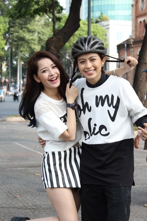 Chuyện tình cảm đồng giới của Chi Pu và Gil Lê từng được báo chí khai thác và hỏi thăm khá nhiều nhưng cả hai nhân vật chính đều từ chối và khẳng định họ chỉ là những người bạn thân thiết. Song hành cùng nhau trong các sự kiện, cuộc sống hay đi du lịch, mối quan hệ giữa hai người luôn là dấu hỏi lớn với khán giả.