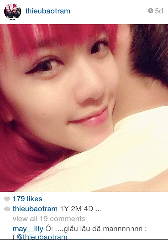 Ngay sau đó, Thiều Bảo Trang tiếp tục đăng tải một hình ảnh khác, trong đó cô nàng tựa vào vai bạn trai cùng chú thích: 